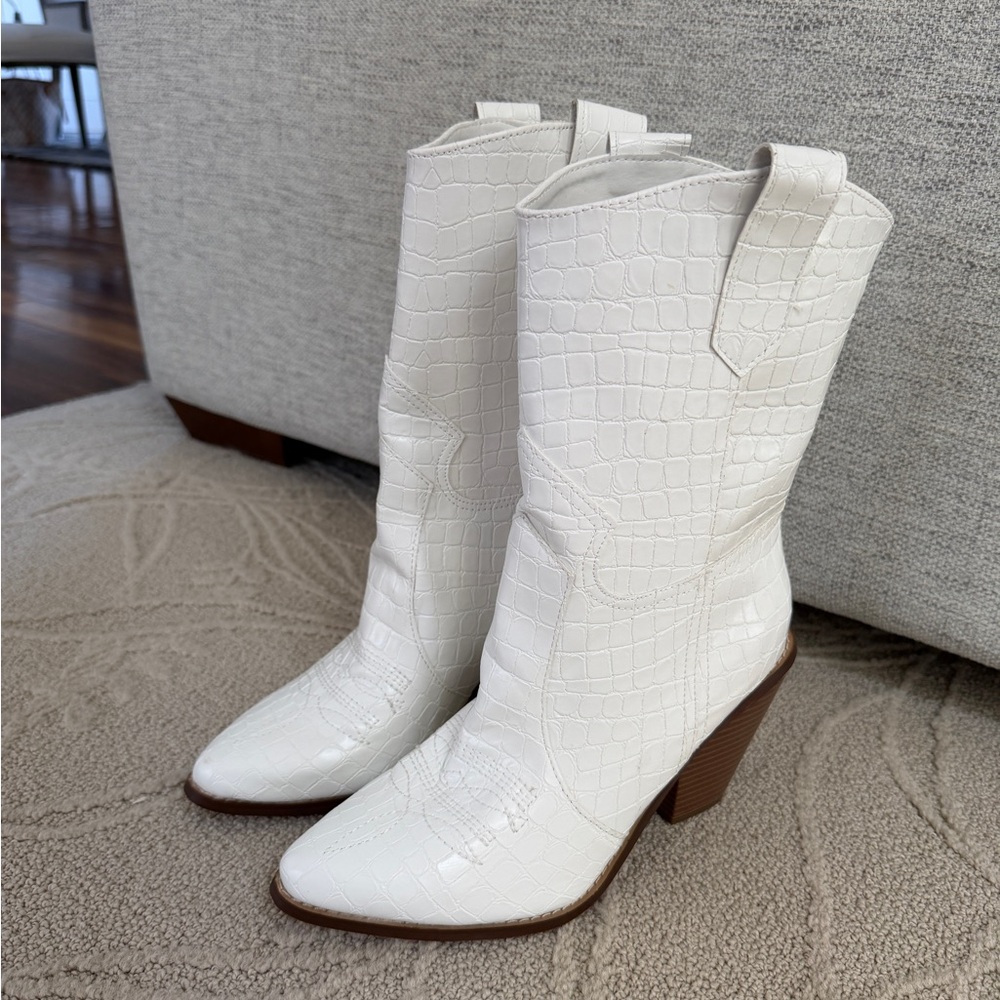 Just Fab x Jessie James Decker Vivi Croc-Embossed White Cowboy Boots NWOT